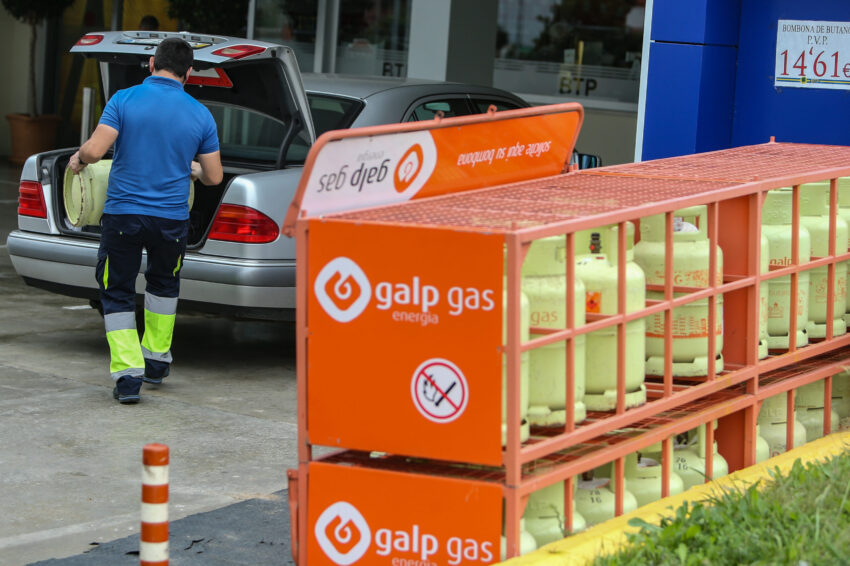 Pessoa a guardar garrafa de gás no carro. Crédito: DR