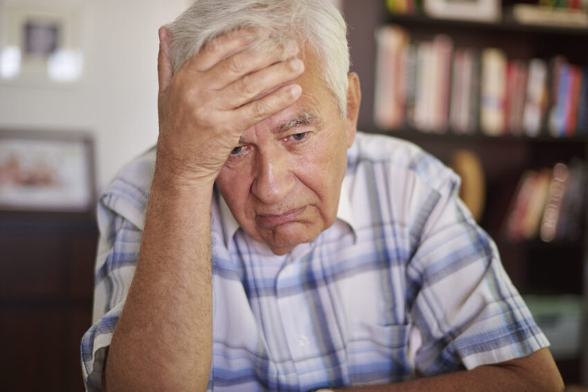 Idoso com ar pensativo. Crédito: Freepik