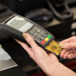 Veja sempre este detalhe no terminal Multibanco antes de pagar: turista britânico pagou 1.700€ por um kebab sem querer