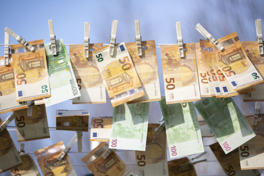 Notas de 50 e 100 euros penduradas presas com molas. Crédito: Freepik