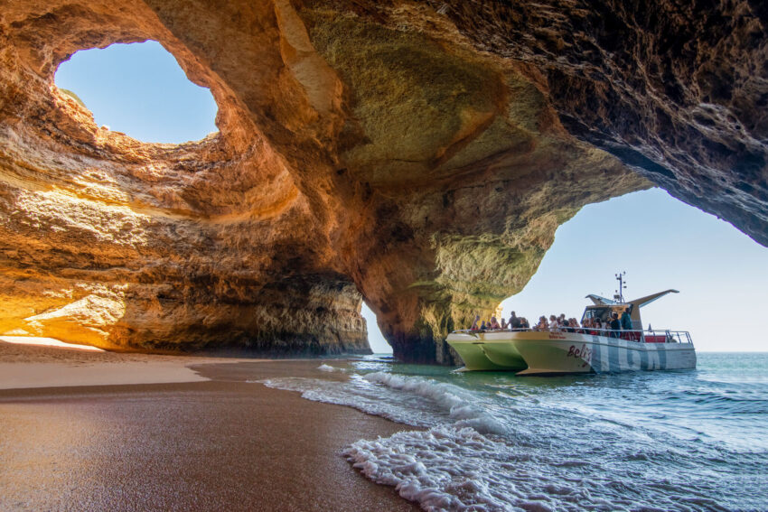 Grutas de Benagil e costa. Crédito: AlgarExperience