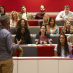 A ilusão académica que nos está a sair cara | Por Luís Ganhão