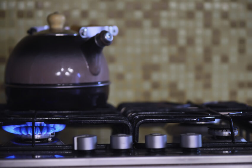 Fogão a gás com chaleira. Crédito. Freepik