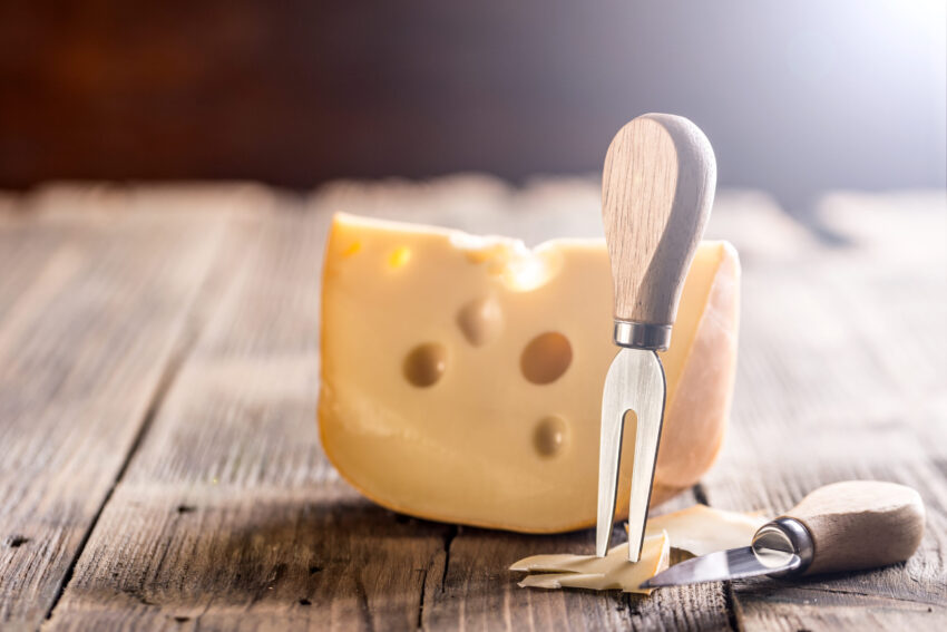 Pedaço de queijo em cima da mesa. Crédito: Freepik