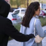 “Seguiram-me até eu ficar parado num sinal”: novo tipo de roubo faz soar alarmes e assaltantes disfarçam-se desta forma