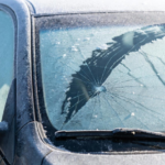 Frio extremo atinge Portugal: saiba como retirar o gelo do para-brisas em segurança