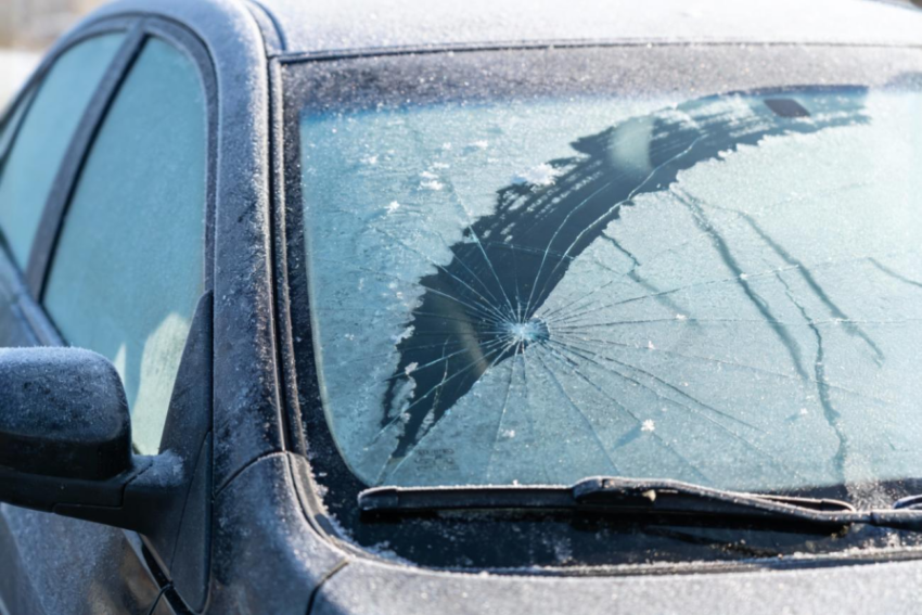 Vidro para-brisas congelado e partido. Crédito: Freepik AI