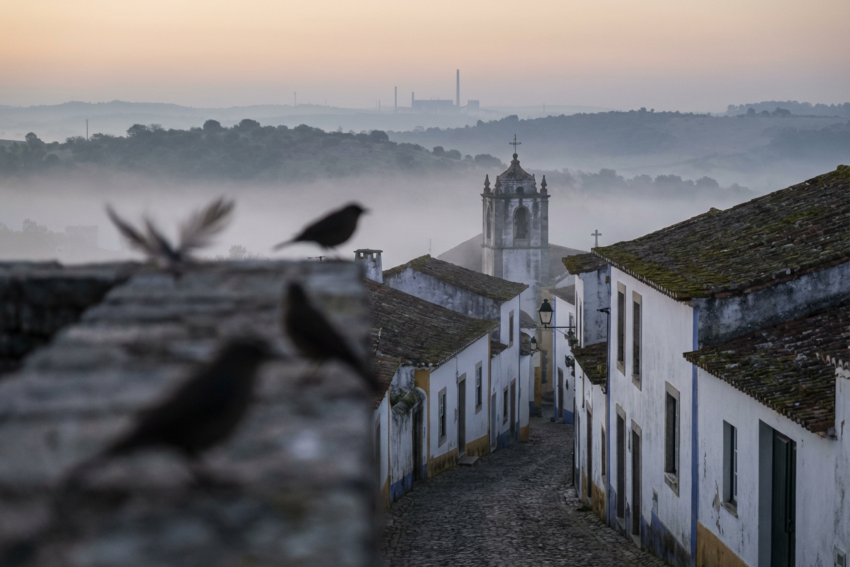 Rua estreita com igreja em segundo plano. Crédito: Freepik AI