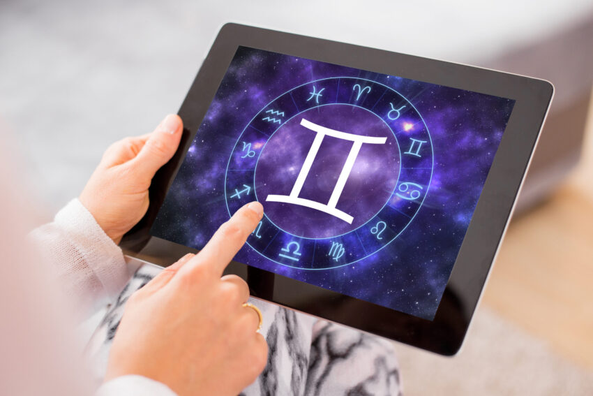 Tablet com signos do zodíaco. Crédito: Freepik