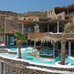 Este resort de luxo construído numa falésia fica numa ilha paradisíaca, tem paisagens de ‘cortar a respiração’ e é considerado por muitos o “melhor hotel do mundo”