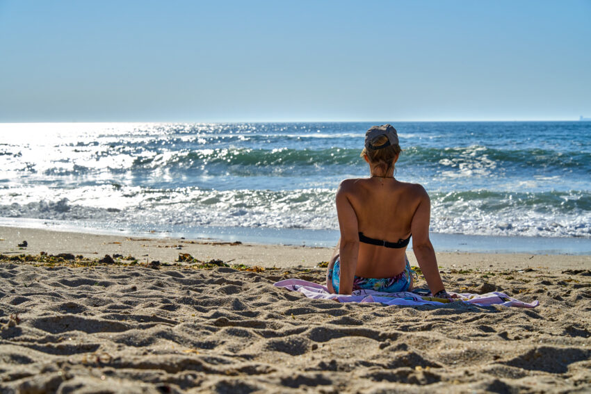 Mulher na Praia de Matosinhos, no distrito do Porto.