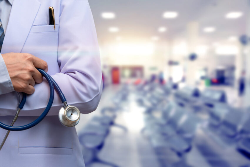 Médico num hospital.