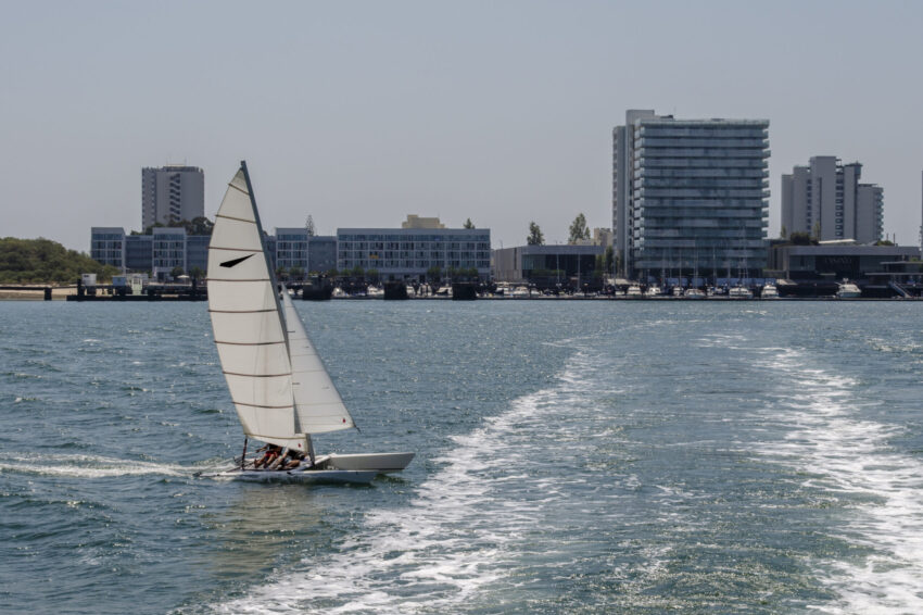 Embarcação à vela em Tróia.
