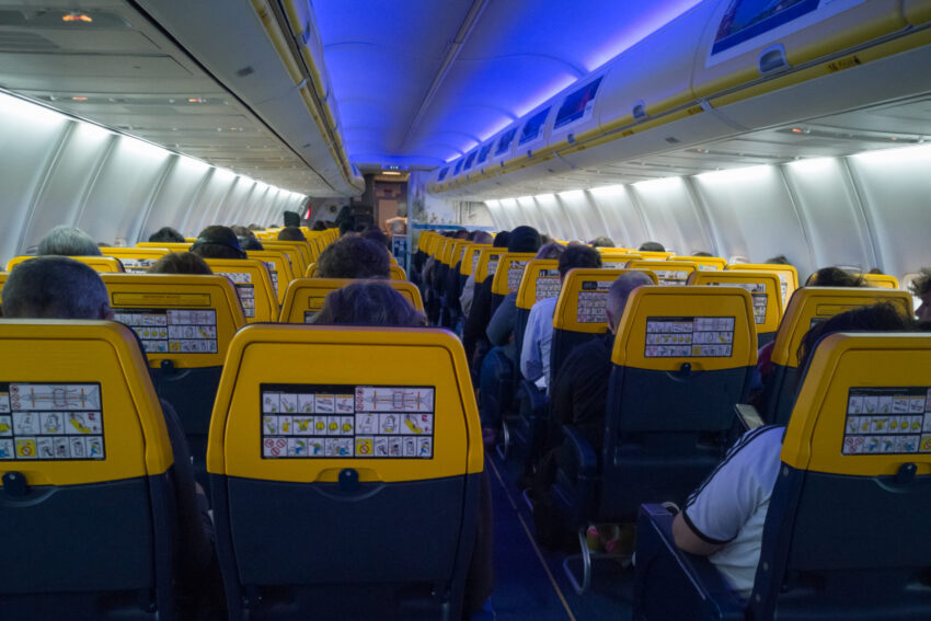 Cabine de avião da Ryanair.
