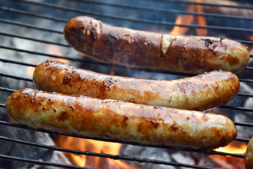 Salsichas na grelha.