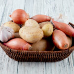 Guarda batatas e cebolas assim? Especialista avisa que pode ser o maior erro e explica como as guardar