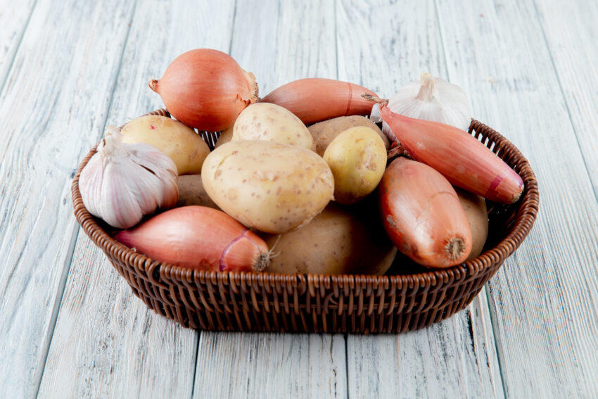 Cesto com cebolas e batatas. Crédito: Freepik