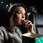 Proibido comer no cinema? Espectadores ficam impedidos de ver filme por quererem comer na sala e cinema tem de pagar multa de 12.000€