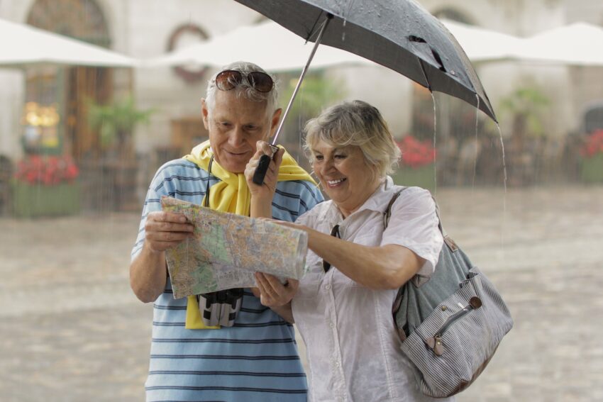 Turistas em dia de mau tempo. Crédito: Freepik