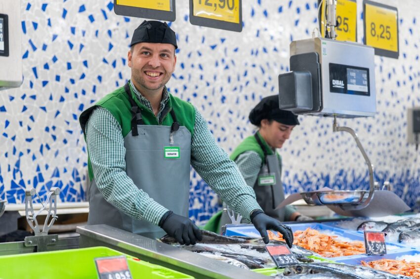 Colaboradores da área de peixaria da Mercadona. Crédito: Mercadona