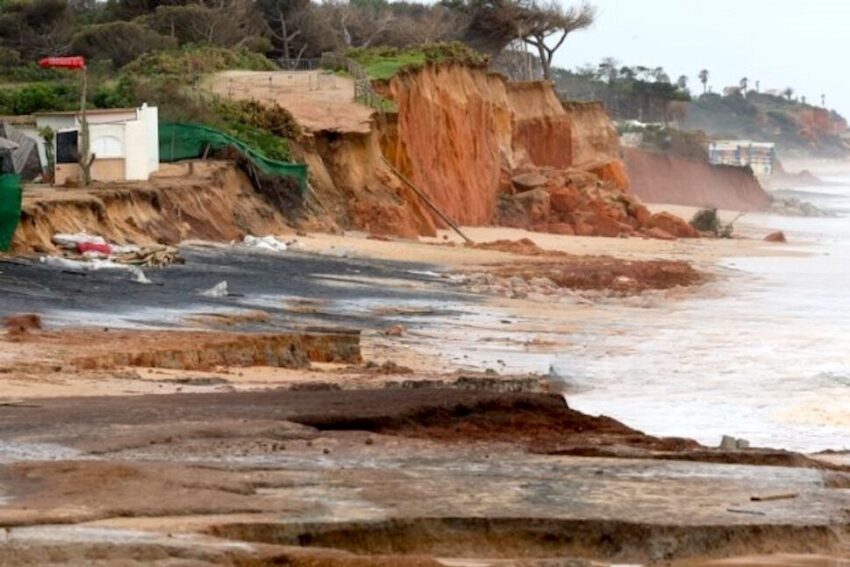 Praia do Forte Novo, no concelho de Loulé, está entre as zonas mais afetadas pela erosão costeira após as recentes tempestades no Algarve.