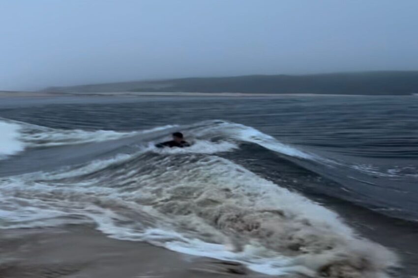 Surfista Lagoa de Albufeira. Crédito: Instagram @luisperloiro