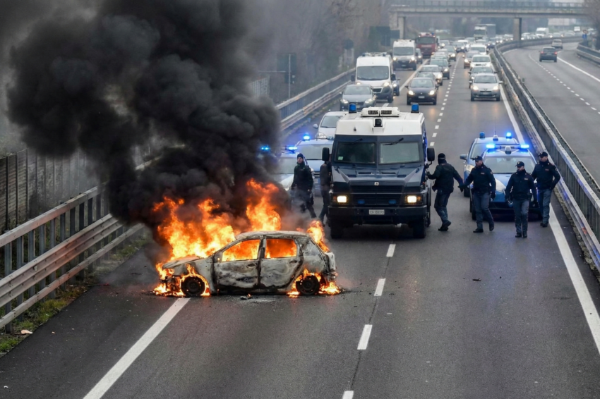Carro a arder durante assalto a carrinha no meio da autoestrada. Crédito: Foto AI