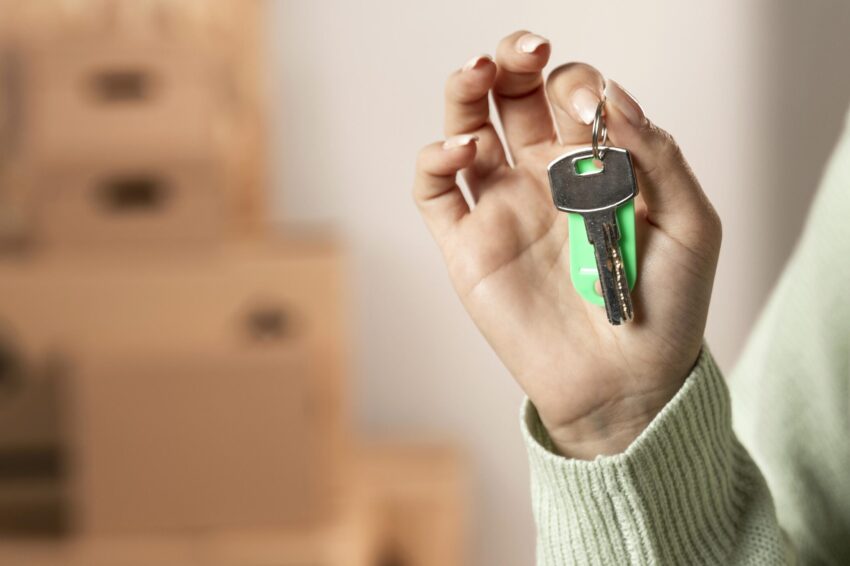 Mulher com as chaves de casa na mão.