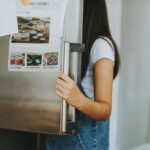 Nem sempre são inofensivos: saiba quando os ímanes do frigorífico podem ‘pesar’ na fatura da luz