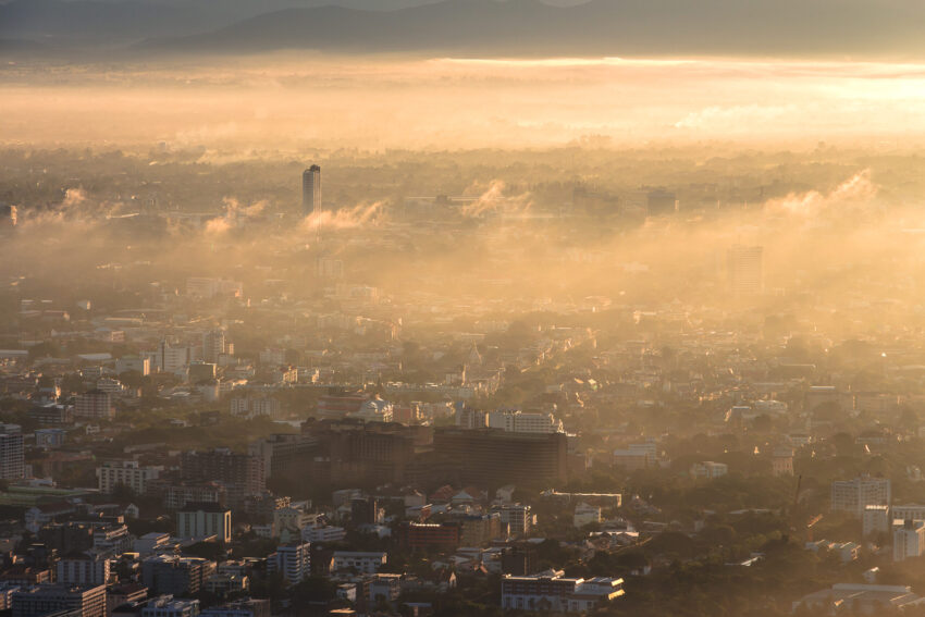 Cidade invadida por poeira. Crédito: Freepik