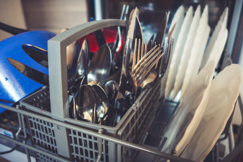 Máquina de lavar com talheres e pratos. Crédito: Freepik