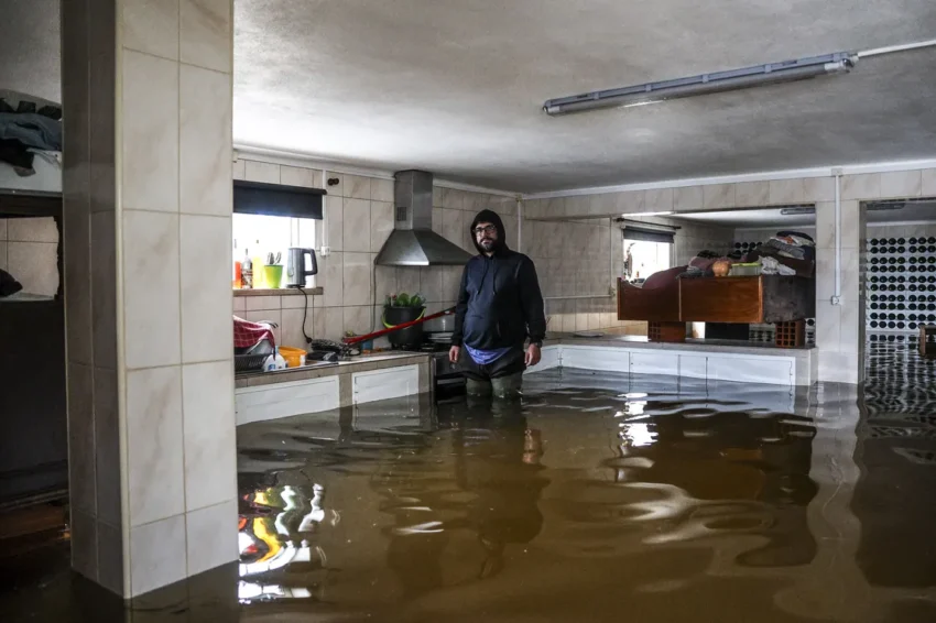 Inundação em casa. Crédito: Lusa