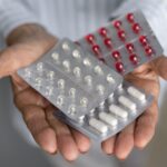 Encontrou um triângulo preto no folheto de um medicamento? Infarmed esclarece o significado