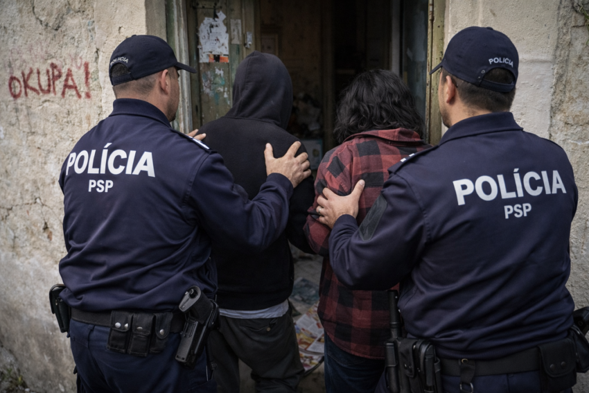 Agentes da PSP a remover 'okupas'. Crédito: Foto AI