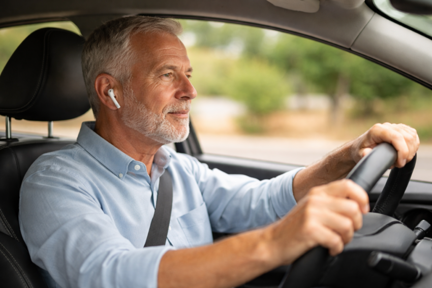 Homem a conduzir com auscultadores. Crédito: Foto AI
