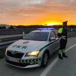 Jovem de 25 anos morre em despiste de carro em Albufeira: condutor fugiu e está a ser procurado