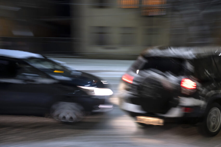 Dois carros prestes a ter um acidente.