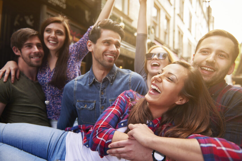 Grupo de amigos feliz.