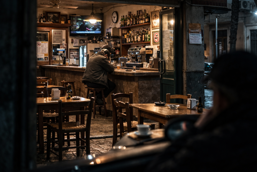 Homem a beber álcool. Crédito: Foto AI