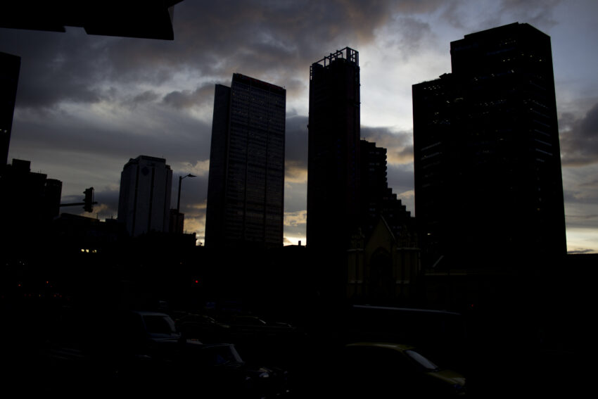 Cidade às escuras. Crédito: Freepik