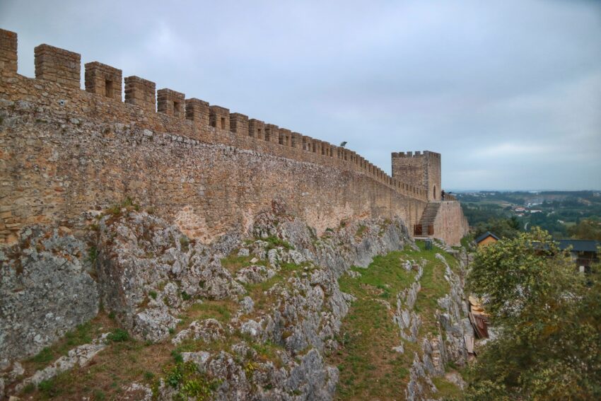 Imagem de uma muralha num dia de céu nublado. Crédito: Freepik