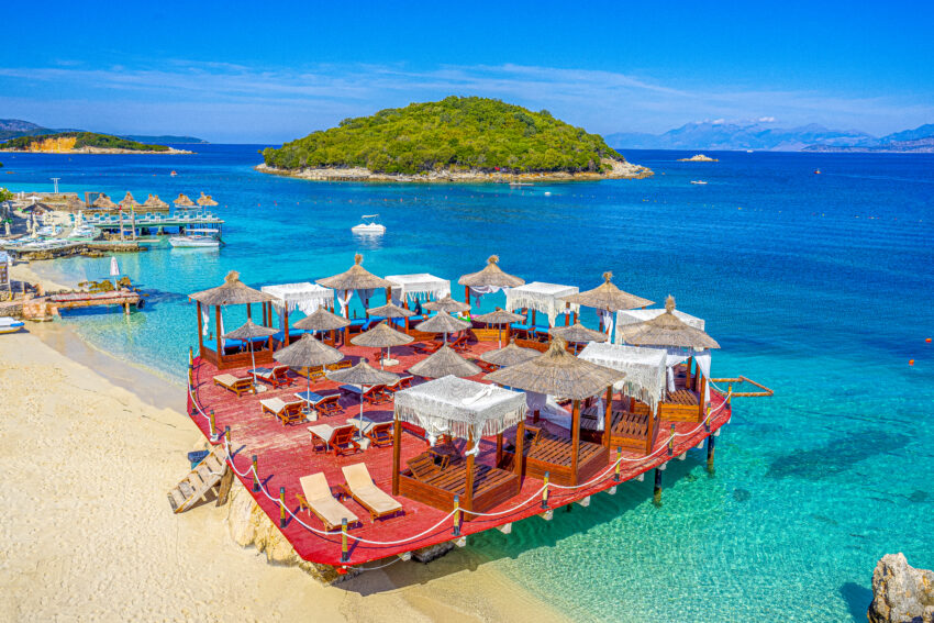 Praia na Albânia. Crédito: Freepik