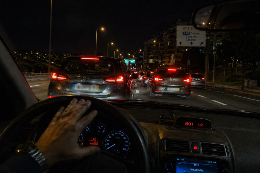 Carro a buzinar. Crédito: Foto AI