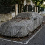 Carro parado há semanas na via pública: afinal, quando é que o estacionamento passa a ser abusivo?