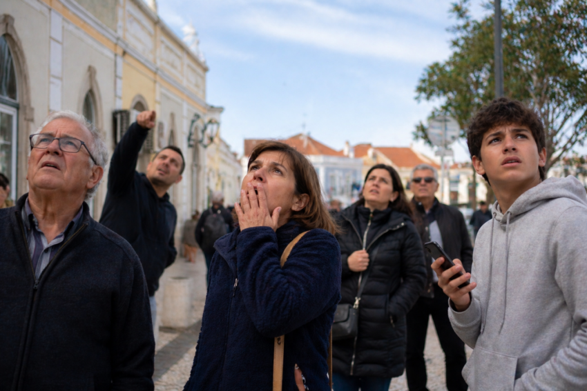 Grupo de pessoas surpreendidas com estrondo. Crédito: Foto AI