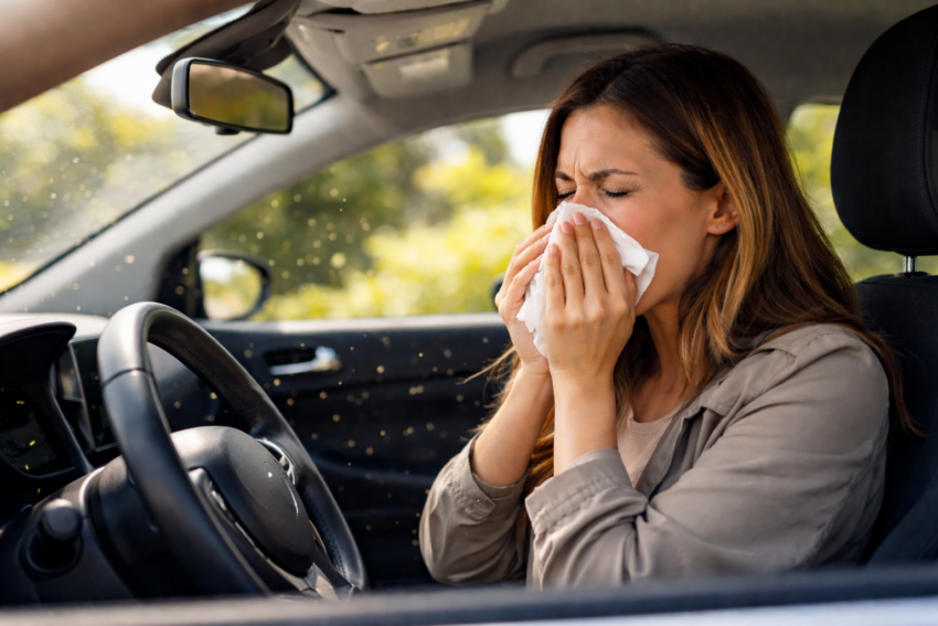 Mulher com alergias no carro. Crédito: Foto AI