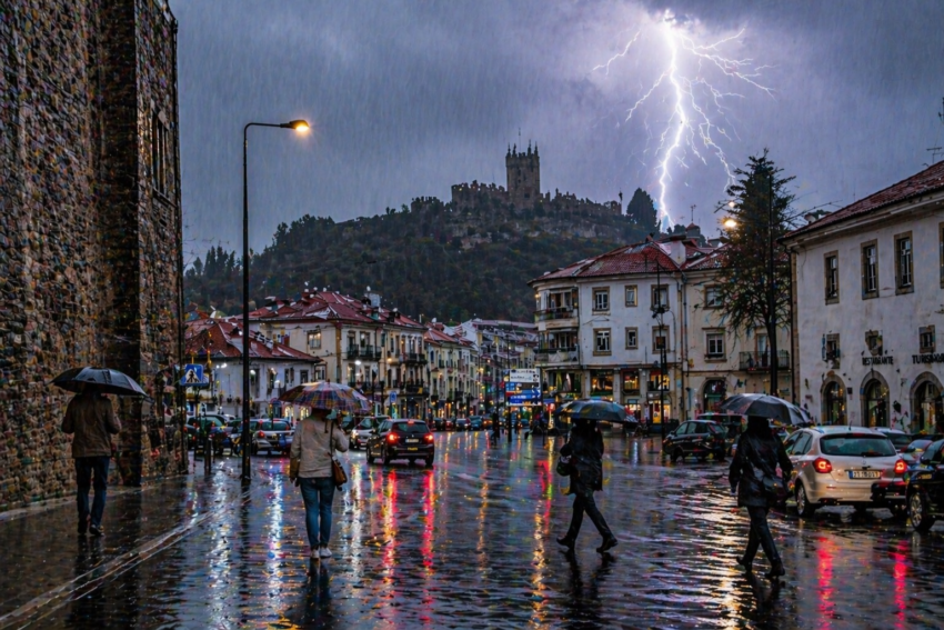 Chuva e trovoada numa cidade portuguesa. Crédito: Foto AI