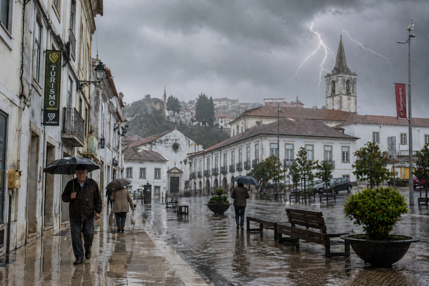 Dia de chuva numa cidade portuguesa. Crédito: Foto AI