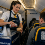 Nem café nem água: hospedeira revela qual a bebida que ‘nunca’ deve pedir a bordo de um avião