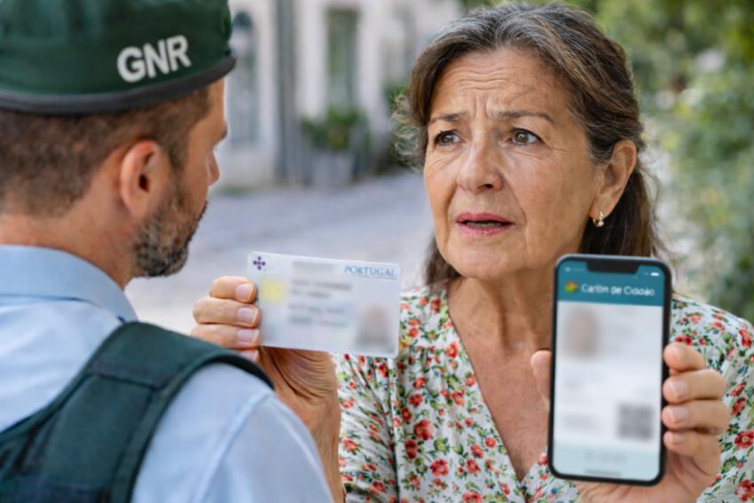Mulher apresenta Cartão de Cidadão em formato físico e digital à GNR. Crédito: Foto AI